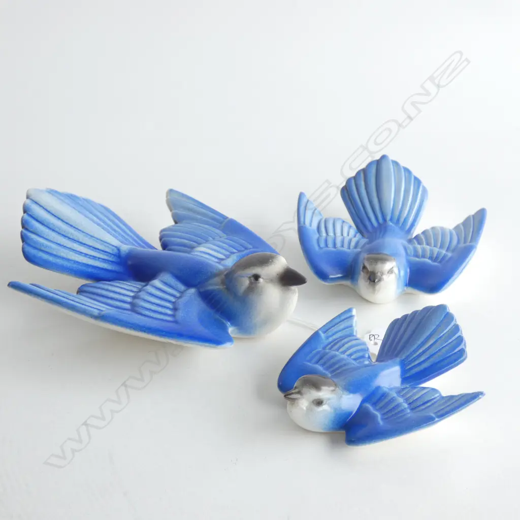 A graduated set of three Poole bluebirds. Image 1++